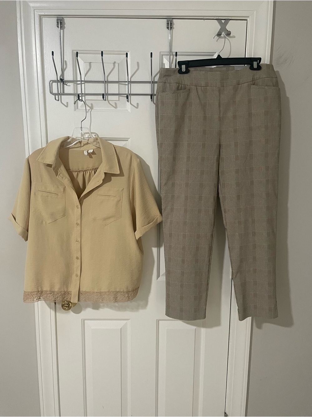 Beige lg Short-Sleeve Blouse & Taupe Plaid Pants Set Chicos 2R(large)